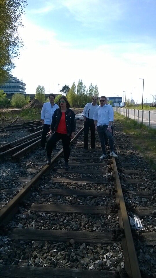 Band steht auf Bahngleisen